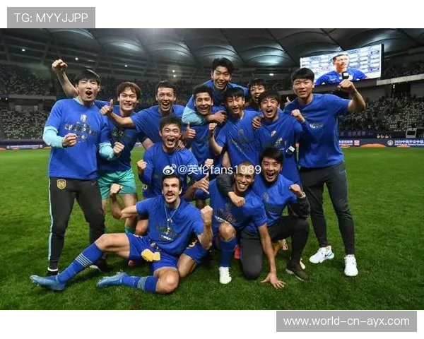 陕西联合冯伯元近门柱抢位，甩头攻门擦梁而出